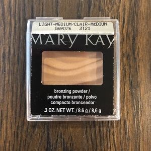 Mary Kay Bronzing Powder-Light/Medium